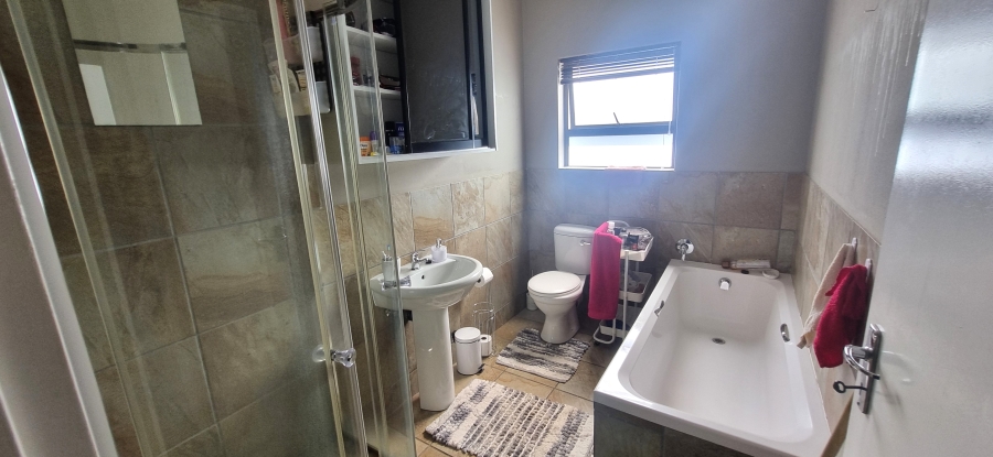 2 Bedroom Property for Sale in Gateway Manor North West